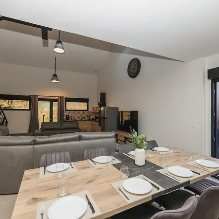 Vakantiehuis Le Naturiste Loft With Jacuzzi