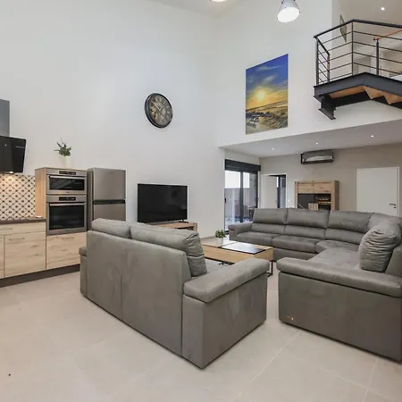 Hébergement de vacances Le Naturiste Loft With Jacuzzi